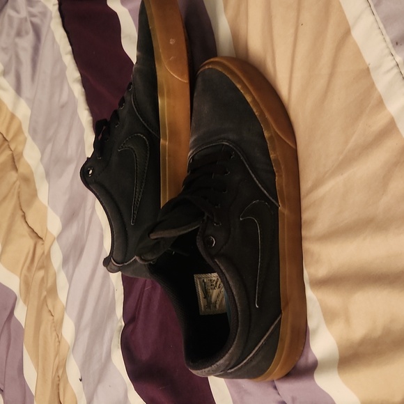 Nike shoes - Picture 1 of 5